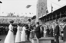 Olympiska spelen i Stockholm 1912. Det segrande engelska laget i damernas lagkappsimning 400 meter erhåller pris av Kung Gustaf V.