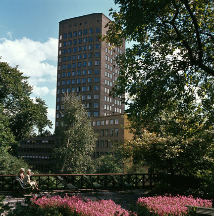 Planteringar i Vasaparkens västra del. Bonnierhuset i fonden
