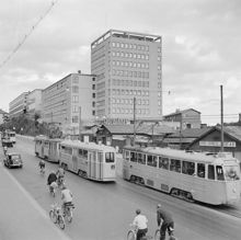 Hornsgatans gatutrafik med nybyggda hus i bakgrunden