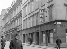 Mäster Samuelsgatan 45-41 österut från Beridarbansgatan 20, kv. Stigbygeln. Här ligger nu femte höghusets norra sida vid Mäster Samuelsgatan 45. Fastigheten heter fortfarande kv. Stigbygeln