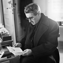 Författaren och översättaren Sven Barthel besöker Bonniers förlag, Sveavägen 56