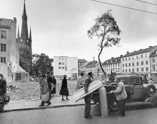 Rivning av Drottninggatan 41-43 vid hörnet av Klarabergsgatan. Vid husen på höger sida ligger nu Åhléns varuhus