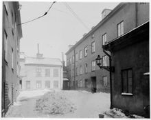 Gårdsinteriör från Norrlandsgatan 11 i hörnet av Mäster Samuelsgatan vintertid