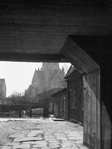 Från Bondegatan 40 söderut mot Sofia kyrka. Husen revs 1906. Dåv. kv. Hatten, nu kv. Kopparn, Bondegatan 74