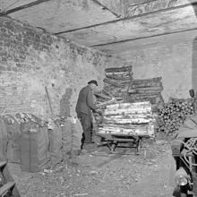 Linnégatan 81. Barowiaks vedkällare. Huset revs 1961