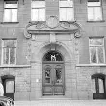 Porten till Karlavägen 84