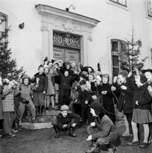 Åkeshovs Slott. Slottet användes efter krigsåren som skollokal. Skolbarn har rast och leker på gården