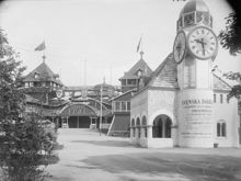 Stockholmsutställingen 1897. Utställningsbyggnad för sjöfart och fiske i bakgrunden