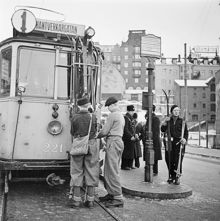 Spårvagn med skidställ vid Slussen