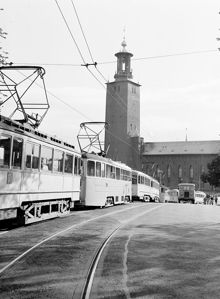 Elstopp för spårvagnar vid Tegelbacken. Stadshuset i bakgrunden