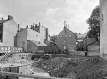Mäster Samuelsgatan 40 under rivning. Jakobsbergsgatan i förgrunden. I fonden ateljéfönster,  Mäster Samuelsgatan 41