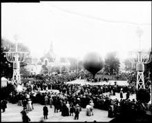 Ballonguppstigning på Allmänna konst- och industriutställningen på Djurgården 1897. Förare av ballongen är dansken Johannessen