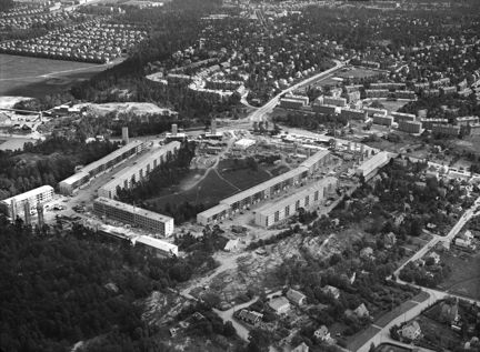 Flygbild över Östberga från nordväst. I förgrunden delar av bebyggelsen i Örby Slott och i fonden Enskedefältet och Stureby.
