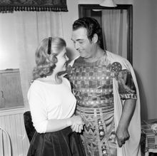 Gustav Adolfs Torg 2, Operan. Jussi Björling med sin dotter Ann-Charlotte i sin loge. Björling iklädd Radamés (operan Aida) scendräkt.