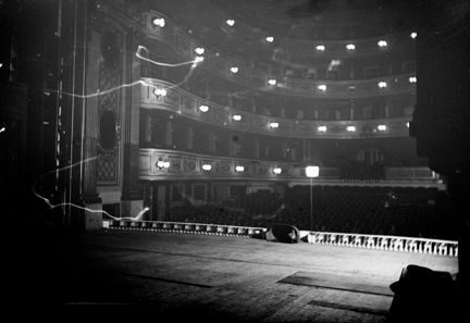 Interiör från Gustaf III:s opera med vy från scenen mot salongen.