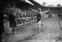 Stadion. Vinnaren, tävlandes för IK Göta, går i mål i Dagbladsstafetten