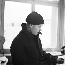 Konstnären Torsten Renqvist på besök hos Bonniers förlag, Sveavägen 56