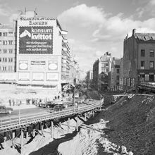 Hamngatan österut från Malmskillnadsgatans bro. Konsumreklamen sitter på gaveln till Hamngatan 22