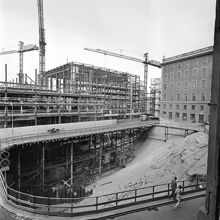 Brunkebergstorg, nordvästra delen. Brunkebergstorg 9 och Beridarbansgatan 1-5 byggs. T.h. är Telestyrelsens hus, där kommer Riksbanken att byggas