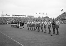 Råsundastadion. Fotbollslandskamp mellan Sverige och Ungern. Lagen uppställda på planen