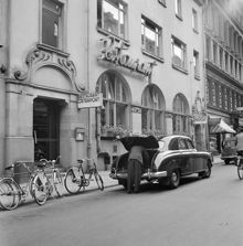 Nybrogatan 32. Gatubild utanför restaurang Österport
