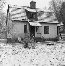 Stä 5701. Exteriör av mindre villa. Solhöjdsslingan 8