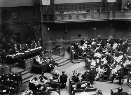 Olympiska spelen i Stockholm 1912. Internationella olympiska kommitténs session i Riksdagshuset. På podiet fr. höger: Greve C. v. Rosen, Överste V.G. Balck, Eugéne B. d´Usseaux, Kronprins Gustaf Adolf