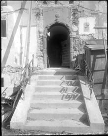 Lilla Nygatan 4, Källaren Iduna, portal mot gården