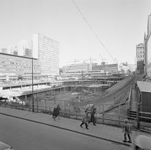 Sergels Torg under anläggning sett från Drottninggatan. I fonden ligger Sveavägen 2-10