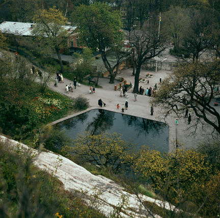 Skansen. Vy från Solliden ned mot dammen vid huvudentrén