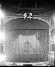F.d. Kungl. Dramatiska teatern salong vid Kungsträdgårdsgatan. Detalj av prosceniet med Anders Lindebergs porträtt i olja