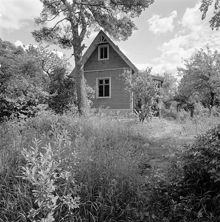 Boxholmsvägen. Trähus på igenvuxen tomt