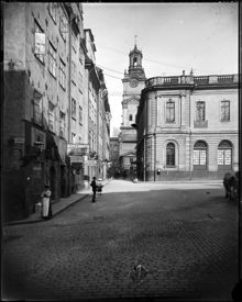 Trångsund från Kåkbrinken mot Storkyrkobrinken. Storkyrkan i fonden