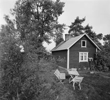 Stä 3928 inför rivning. från sydväst. Ryttmästarvägen 183. Exteriör av mindre hus av trä