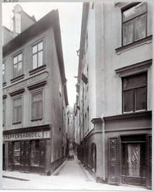 Klockgjutaregränd från Myntgatan. Pappershandel på hörnet