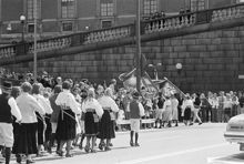 Reportage kring Kungabröllopet den 19 juni 1976. Spelmanslag vid Lejonbacken vid Slottet