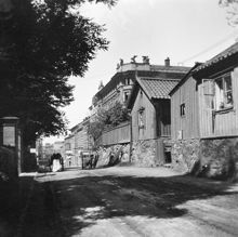 Bergsgatan 10, 12 och 14. Bergsgatan västerut mot hörnet av Parmmätargatan. Nuvarande kv. Opalen