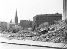 Rivning i Klara. T.h. Konstfackskolan (kv. Beridarebanan) och Klara kyrkas torn i fonden