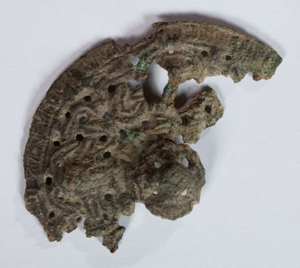 Ett halvt vikingatida rundspänne i bros. 