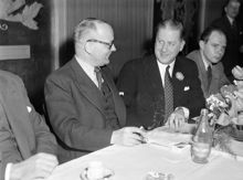 Brunkebergstorg 13-15, Restaurang och hotell Gillet. Reklamföreningens årsmöte. I samspråk t. v. kvällens föredragshållare lektor Gösta Bergman och ordförande civilekonom Börje Lindberg