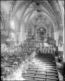 Interiör från Klara Kyrka utsmyckad med palmer