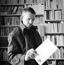 Konstnären Sven Olof Ehrén på besök hos Bonniers förlag, Sveavägen 56