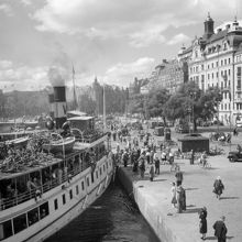 En skärgårdsbåt lastas vid kajen intill Strandvägen 1-5