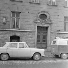 Del av fasad och portal till Karlavägen 82