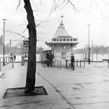 Pollettkiosk vid Allmänna gränd för färjetrafiken Djurgården - Slussen. Skylt med priser