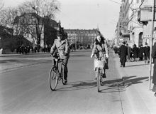 Vasagatan norrut. Cyklister och flanörer vid värmerekord för februari i Stockholm