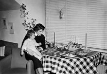 Humlegårdsgatan. Hemma hos familjen Glaumann. Margita med sonen, 1,5 år gamla Mårten, vid familjens julbord