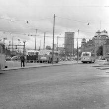 Bonnierhuset vid Torsgatan 21. Vy västerut från Torsgatan 22