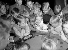 Svartmangatan 6, Mäster Olofsgården. Storkyrkopojkarnas juniorklubb jubilerar. Samling kring leksakståg