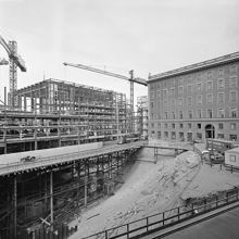 Brunkebergstorg 9 och Beridarbansgatan 1-5 byggs i kv. Skansen. T.h. ligger Telestyrelsens hus i kv. Fyrmörsaren, där kommer Riksbanken att byggas